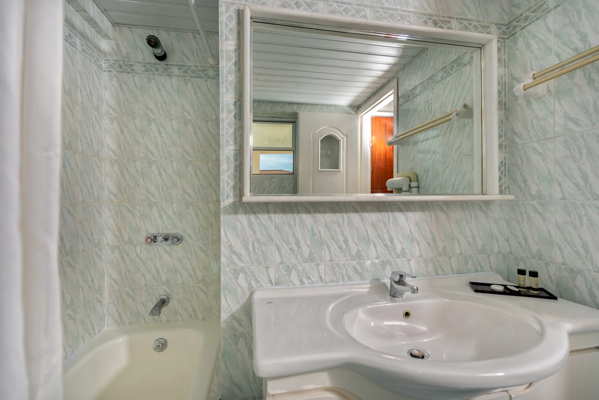 Tiara Holidays - Porto Iliessa - two bedroom apartment - bathroom